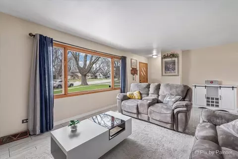 Living - 213 S Jane Dr, Elgin, IL 60123 photo 1 of 1