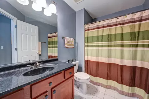 Bath - 2136 Yale Cir, Hoffman Estates, IL 60192 photo 3 of 5