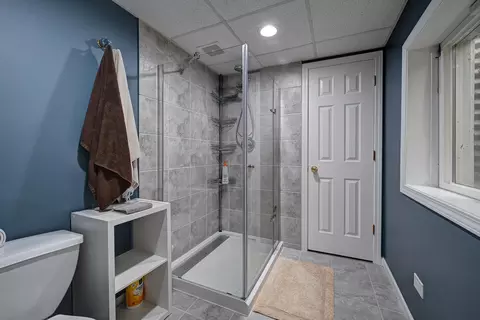 Bath - 2136 Yale Cir, Hoffman Estates, IL 60192 photo 5 of 5