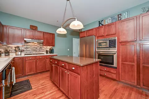 Kitchen - 2136 Yale Cir, Hoffman Estates, IL 60192 photo 1 of 2