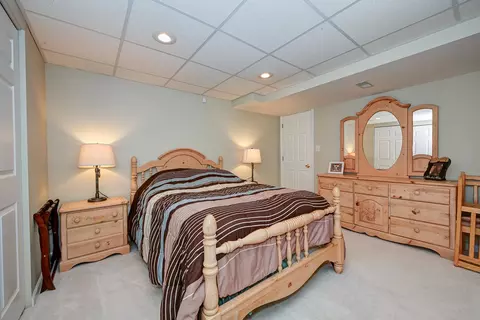 Bedroom - 2136 Yale Cir, Hoffman Estates, IL 60192 photo 3 of 3