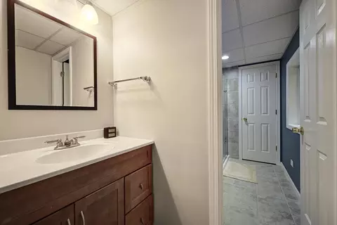 Bath - 2136 Yale Cir, Hoffman Estates, IL 60192 photo 4 of 5
