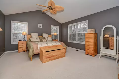 Bedroom - 2136 Yale Cir, Hoffman Estates, IL 60192 photo 1 of 3