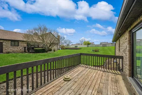 Exterior - 1827 Golf View Dr, Bartlett, IL 60103 photo 2 of 3