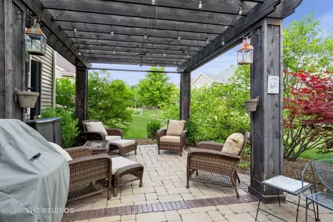 Exterior - 1177 Heathrow Ln, Aurora, IL 60502 photo 3 of 4