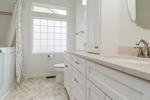 Bath - 1177 Heathrow Ln, Aurora, IL 60502 photo 1 of 2