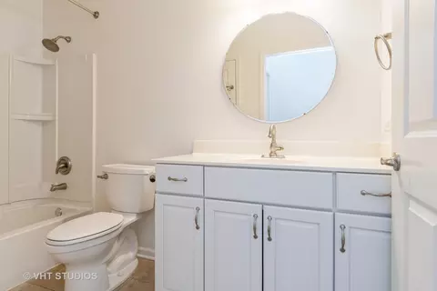 Bath - 1177 Heathrow Ln, Aurora, IL 60502 photo 2 of 2