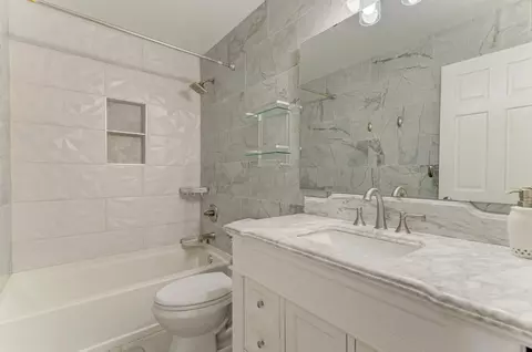 Bath - 24224 Leski Ln, Plainfield, IL 60585 photo 2 of 2