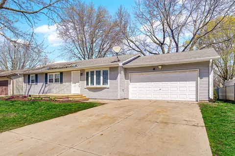 566 Pierce Ave, Bradley, IL 60915