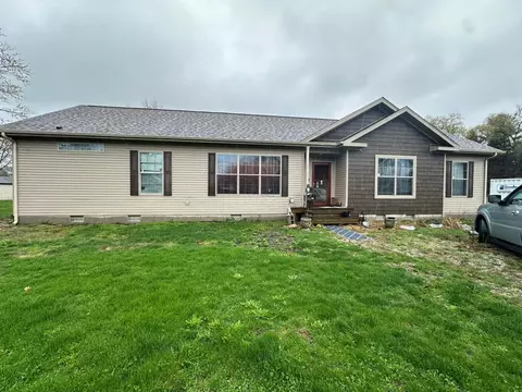 706 W Vanderen St, Newman, IL 61942