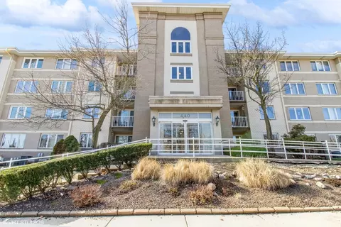 440 E Montrose Ave #202, Wood Dale, IL 60191