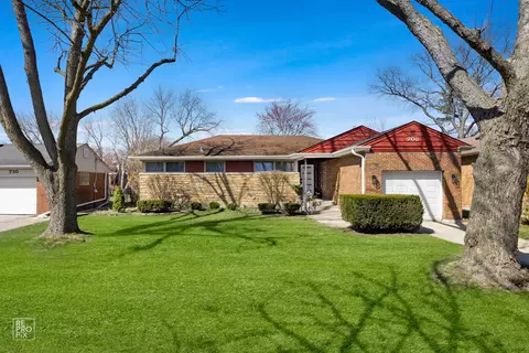 708 W Dresser Dr, Mount Prospect, IL 60056