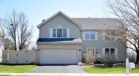 335 Colonial Cir, Geneva, IL 60134