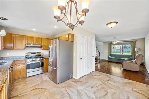 1326 Beacon Hill Ct, Normal, IL 61761 photo 9