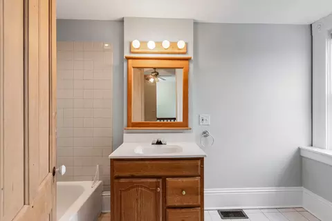 Bath - 535 E 112th St, Chicago, IL 60628 photo 2 of 3