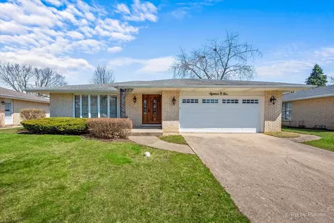 1805 N Larch Dr, Mount Prospect, IL 60056
