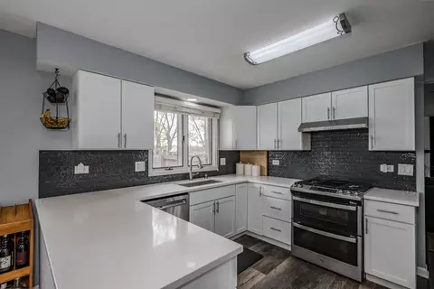 721 Adams St, Elgin, IL 60123 photo 4