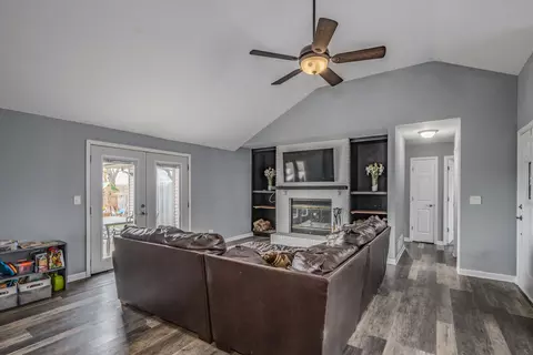 721 Adams St, Elgin, IL 60123 photo 3