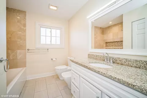 Bath - 625 Baxter Ln, Hoffman Estates, IL 60169 photo 2 of 2