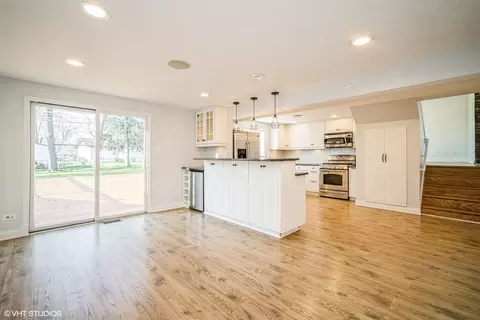 Kitchen - 625 Baxter Ln, Hoffman Estates, IL 60169 photo 2 of 2