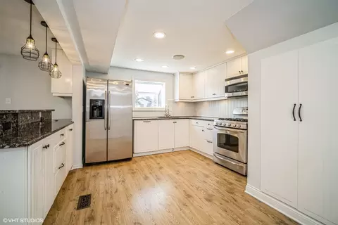 Kitchen - 625 Baxter Ln, Hoffman Estates, IL 60169 photo 1 of 2