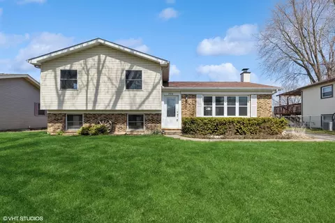 2018 Fairfield Rd, Lindenhurst, IL 60046