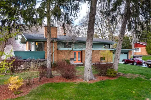 125 Maple Ln, Naperville, IL 60540