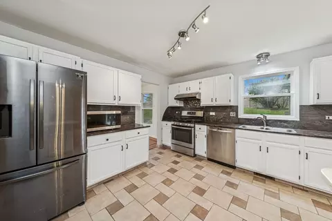 Kitchen - 284 Windsor Dr, Bartlett, IL 60103 photo 1 of 1