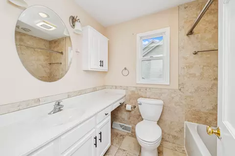 Bath - 284 Windsor Dr, Bartlett, IL 60103 photo 1 of 2