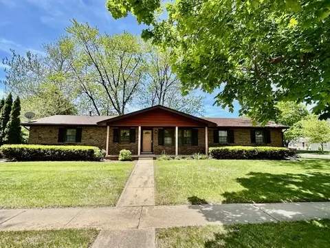 801 Country Ln, Bloomington, IL 61704