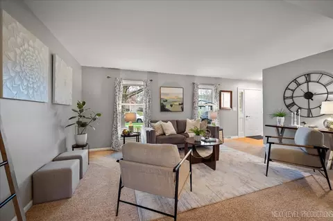 Living - 401 Kickapoo Ave, Batavia, IL 60510 photo 2 of 3