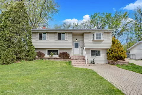 1500 W Weathersfield Way, Schaumburg, IL 60193