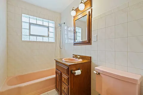 Bath - 11529 S Kolin Ave, Alsip, IL 60803 photo 1 of 2