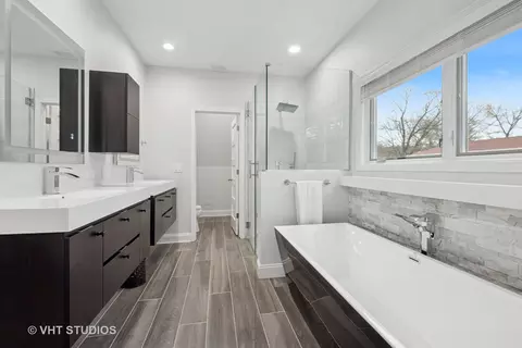 Bath - 1539 Lowe Dr, Algonquin, IL 60102 photo 2 of 4