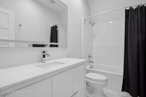 Bath - 1539 Lowe Dr, Algonquin, IL 60102 photo 4 of 4