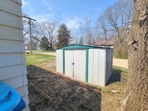 Exterior - 514 E Graham St, Dixon, IL 61021 photo 4 of 7