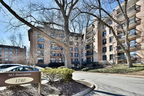 1740 Mission Hills Rd #106, Northbrook, IL 60062