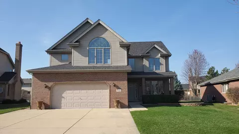 1560 Hillcrest Ln, Woodridge, IL 60517