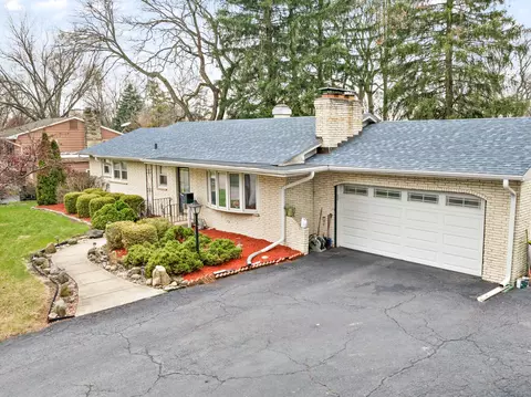 143 Crestwood Dr, East Dundee, IL 60118