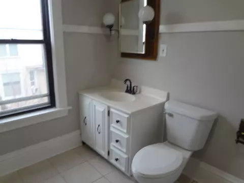 Bath - 321 Orchard St, Elgin, IL 60123 photo 3 of 4