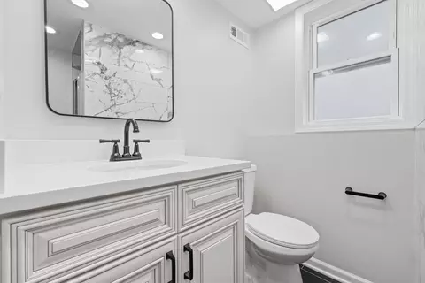 Bath - 540 Shenandoah Trl, Elgin, IL 60123 photo 2 of 2