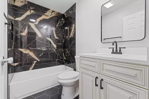 Bath - 540 Shenandoah Trl, Elgin, IL 60123 photo 1 of 2