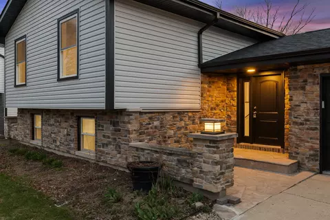 Exterior - 540 Shenandoah Trl, Elgin, IL 60123 photo 3 of 5
