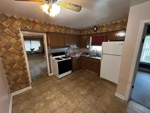 Kitchen - 1015 Walter Ave, Des Plaines, IL 60016 photo 2 of 2