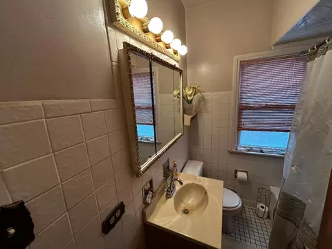Bath - 1015 Walter Ave, Des Plaines, IL 60016 photo 1 of 2