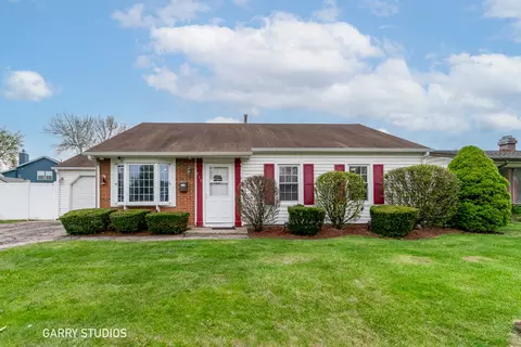 119 Edgewood Ln, Streamwood, IL 60107