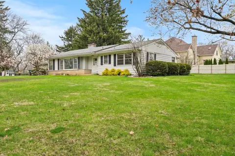 22 W584 Ahlstrand Rd, Glen Ellyn, IL 60137