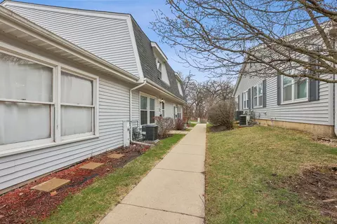 1945 Hancock Dr, Hoffman Estates, IL 60169 photo 2