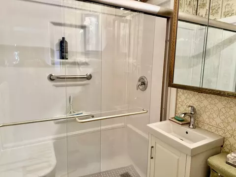 Bath - 709 15th St, Peru, IL 61354 photo 1 of 1