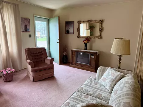 Living - 709 15th St, Peru, IL 61354 photo 1 of 3